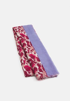 Écharpe pliée avec un motif léopard rouge et rose à côté d'une bande unie violet clair sur un fond clair.