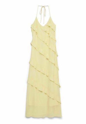 Lys gul halterneck maxi kjole med diagonale flæselag og en flydende silhuet.