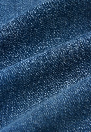 Syv blå denimbomull, med en teksturert vev som viser synlige fibre og subtile høydepunkter fra lysets refleksjoner.