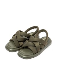 Sandalias verde oliva con un diseño de tiras cruzadas, bandas de tela suave y una suela acolchada con una forma de punta ligeramente cuadrada.