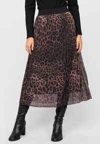 Leopardprint rok, doorschijnend materiaal, lange lengte, elastische tailleband, gelaagde ontwerp, gecombineerd met zwarte kniehoge laarzen.