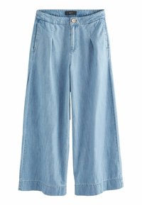 Pantalon large en denim bleu clair avec fermeture par bouton, plis sur le devant et poches latérales. Le tissu semble doux avec une finition lisse.