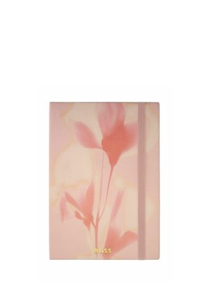 Notatnik z różowym kwiatowym wzorem, zamknięciem na gumkę po prawej stronie oraz złotym tłoczeniem "BOSS" na dole na środku.