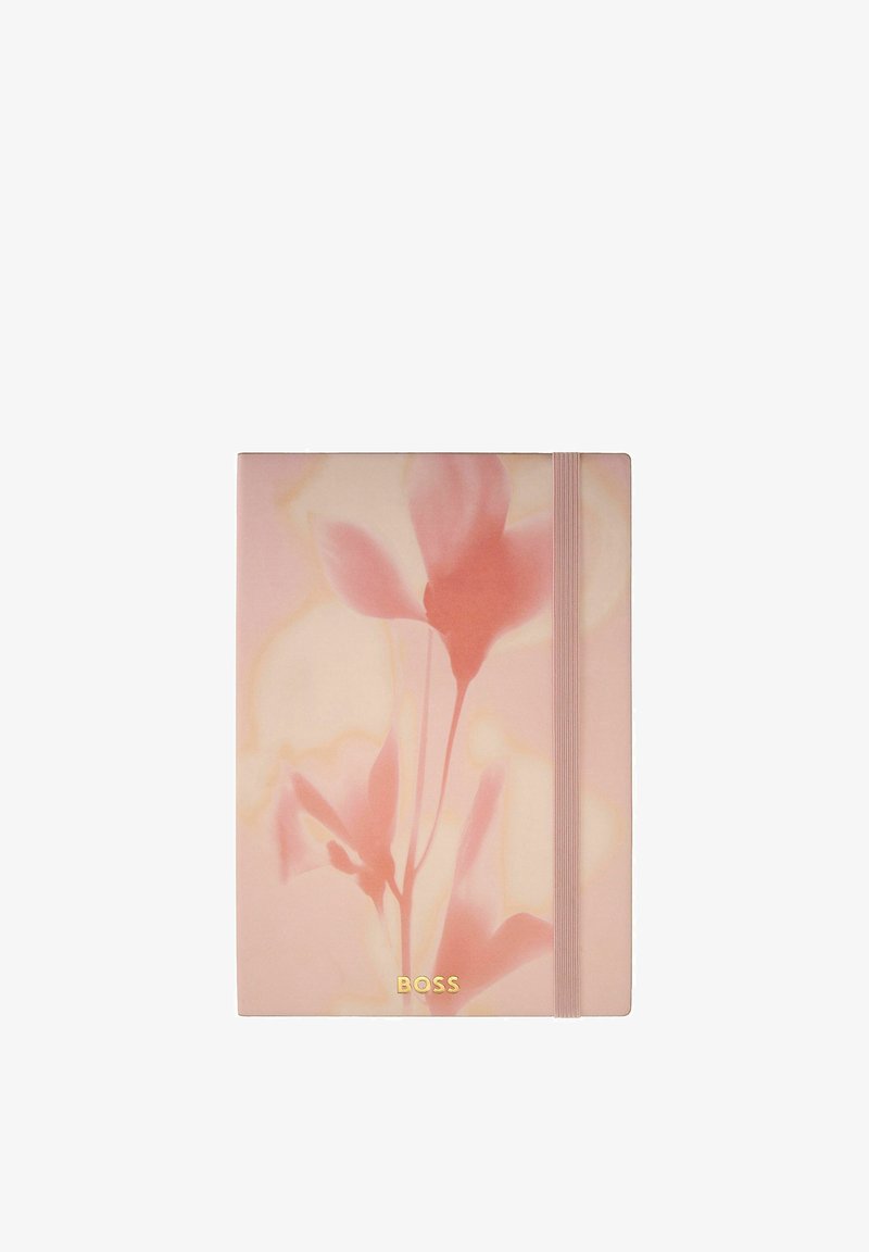 Carnet avec un motif floral rose, fermeture par bande élastique à droite et « BOSS » embossé en doré en bas au centre.