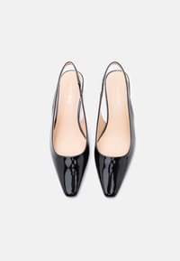 Μαύρες ψηλοτάκουνες γόβες με λουρί στο πίσω μέρος, κατασκευασμένες από λείο δέρμα πατέντας, με μυτερή μύτη και γυαλιστερή επιφάνεια. Μπεζ εσωτερικές σόλες με λογότυπο της μάρκας.