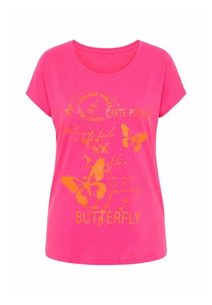 Knallpinker Kurzarm-T-Shirt mit orangen Schmetterlingsgrafiken und dekorativem Text, der an ein Postkartendesign erinnert.