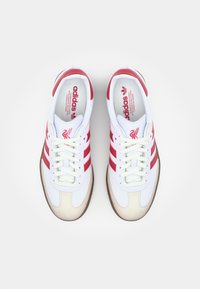 adidas Originals LIVERPOOL FC SAMBA LICENSED UNISEX - Chaussures de football en salle - footwear white/strawberry red