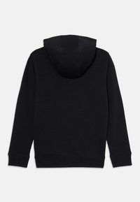 Czarny hoodie z kangurzą kieszenią, długimi rękawami, prążkowanymi mankietami i kapturem ze sznurkiem. Tkanina wydaje się być miękka i gładka w dotyku.