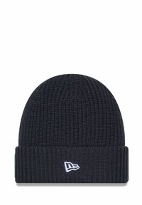 Schwarze Strickmütze mit geripptem Muster und umgeschlagenem Saum, mit einem kleinen weißen Logo auf der Vorderseite.