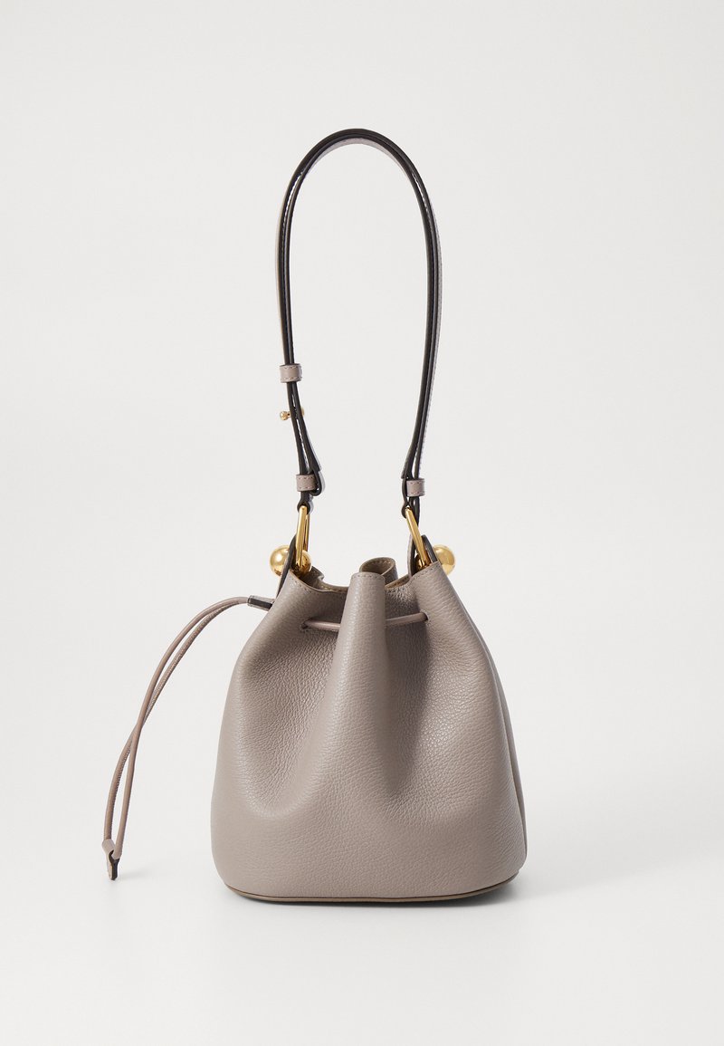 Borsa a secchiello in pelle grigia con texture, manico nero, accessori in oro e chiusura a coulisse. Forma arrotondata con una struttura morbida e flessibile.