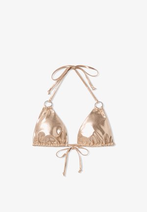 Top bikini in oro metallico, con coppe triangolari, legacci regolabili e dettagli con anelli argentati sul collo. Texture liscia, dettagli arricciati.