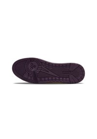 Semelle de chaussure en caoutchouc texturé violet avec un motif de semelle et un logo central, conçue pour l'adhérence et la durabilité.