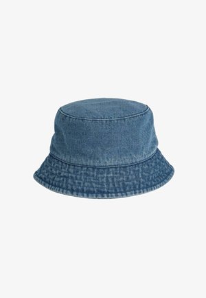 Cappello a secchiello in denim blu con corona dritta, ampia visiera e superficie texture. Offre un design rilassato e casual senza hardware visibile.
