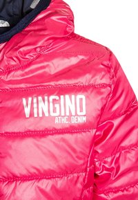 Veste matelassée rose avec une surface brillante, munie d'un col montant et du logo « VINGINO » en blanc sur le côté gauche. La texture semble lisse.