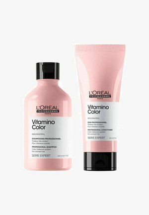 Pink bottles of L'Oréal Professionnel Vitamino Color shampoo and conditioner for colored hair, featuring Resveratrol and Serie Expert branding.