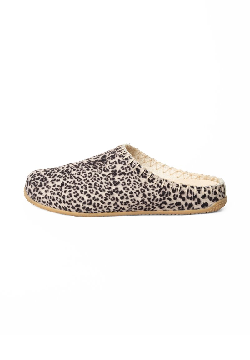 Slipper met luipaardprint en een zachte stoffen bovenkant, beige interieur en rubberen buitenzool. Heeft gestikte details rond de opening.