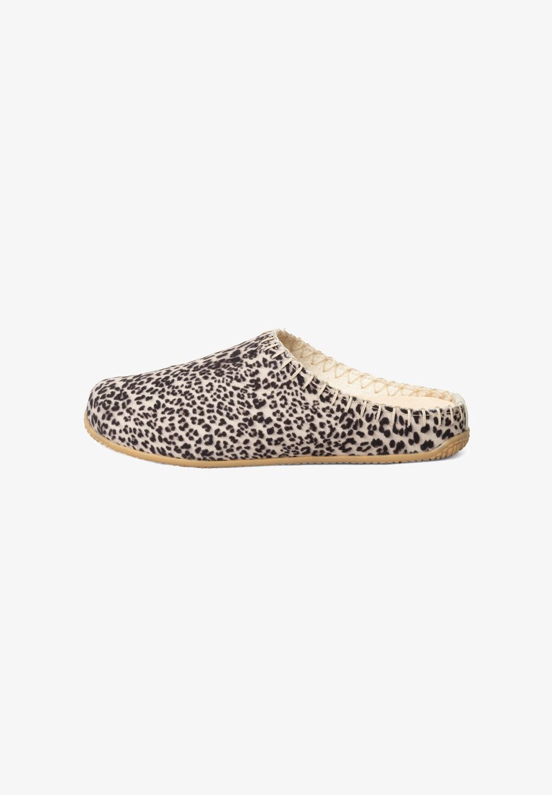 Pantofole slip-on con stampa leopardata, con una morbida tomaia in tessuto, interno beige e suola in gomma. Presenta dettagli cuciti attorno all'apertura.