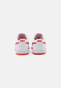 Nike Sportswear DUNK RETRO - Sneakers basse - white/picante red