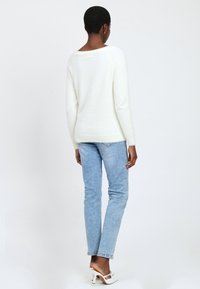 INFLUENCER FLUFFY BEJEWELED - Strickpullover - milk