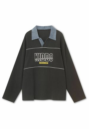 Melns ar garām piedurknēm krekls ar džinsa apkakli; uz krūtīm rakstīts baltā un dzeltenā krāsā "KIDDO RÉSUMÉ"; brīvs piegriezums.
