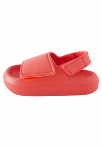 Koralrøde sandaler lavet af struktureret syntetisk materiale, med justerbare stropper og åben tå-design samt en polstret sål.