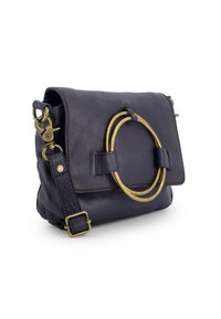 Marineblaue Leder-Crossbody-Tasche mit strukturiertem Finish, ausgestattet mit einem großen, runden goldenen Hardware-Highlight und verstellbarem Tragegurt.