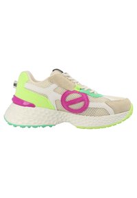 Beige Netzsneaker mit rosa Logo und grünen Akzenten. Verfügt über eine strukturierte weiße Zwischensohle und eine mintgrüne Gummisohle.