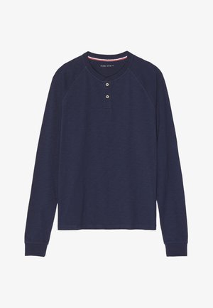 Chemise à manches longues bleu marine avec un col rond, une patte de boutonnage à deux boutons et des poignets côtelés. Tissu doux et texturé avec des manches raglan.
