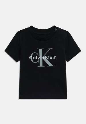 Sort kortærmet baby T-shirt med stort gråt "cK" og hvidt "Calvin Klein" logo foran, rund halsudskæring med knap på skulderen.