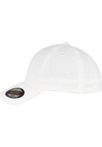 Hvid baseball cap med en rund krone, flad skygge og seks ventileringsøjer. Inkluderer et Flexfit størrelsesmærke på skyggen.