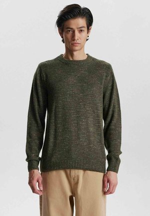 Olivgrüner, gestrickter Pullover mit Rundhalsausschnitt, gerippten Bündchen und Saum. Subtile Textur mit vereinzelten helleren Farbtupfern.