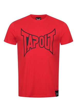 Punainen lyhythihainen T-paita, jossa suuri musta "TAPOUT"-logo keskellä rintaa ja pieni etiketti lähellä alareunaa.