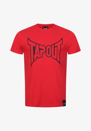 T-shirt rossa a maniche corte con grande logo nero "TAPOUT" al centro del petto e una piccola etichetta vicino all'orlo inferiore.