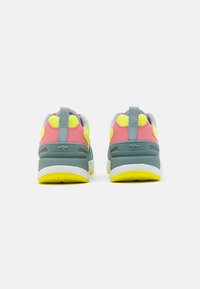 Ett par färgglada sneakers med gula, rosa och grå detaljer, sedda från baksidan mot en vit bakgrund.