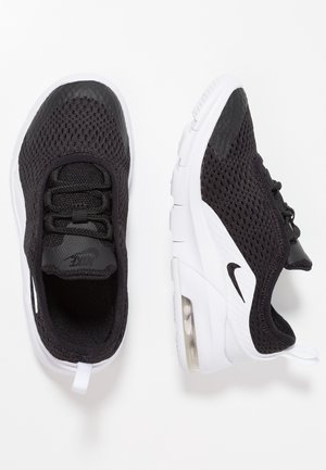 Czarne siateczkowe sneakersy Nike z białymi podeszwami, jedno but pokazany z góry, drugi z boku z widoczną poduszką powietrzną na pięcie.