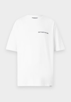 Hvid kortærmet T-shirt lavet af bomuld, med et sort teksttryk "DON'T WASTE CULTURE" på venstre brystområde.