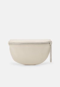 Borsa in pelle beige con forma arrotondata, chiusura con zip e dettaglio in catena argentata sul lato. Texture liscia con design minimalista.