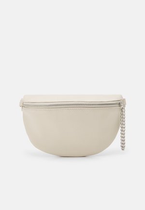 Sac en cuir beige de forme arrondie, avec fermeture éclair et détail en chaîne argentée sur le côté. Texture lisse avec un design minimaliste.