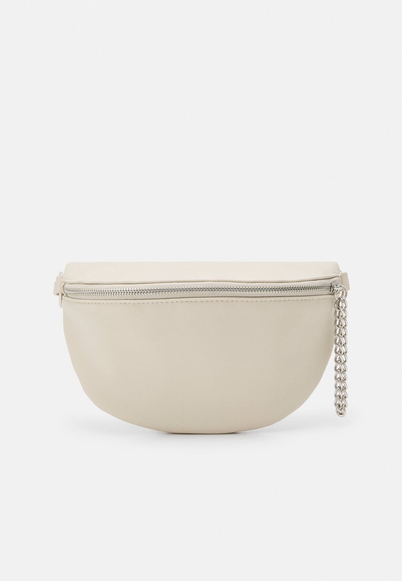 Borsa in pelle beige con forma arrotondata, chiusura con zip e dettaglio in catena argentata sul lato. Texture liscia con design minimalista.