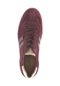 Bordeauxfarbene Wildledersneaker mit braunen Lederstreifen, runder Zehenform, flachen Schnürsenkeln und beigem Innenfutter. Das Etikett "Gabor" befindet sich im Inneren.