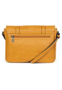 Sac bandoulière en cuir jaune avec rabat, poche zippée au dos et sangle réglable. Texture lisse, design minimaliste et détails de couture.