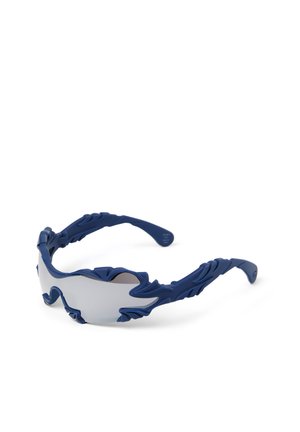 Niebieskie sportowe okulary przeciwsłoneczne z owiniętymi lustrzanymi soczewkami oraz teksturowanymi, rzeźbionymi oprawkami i zausznikami na białym tle.