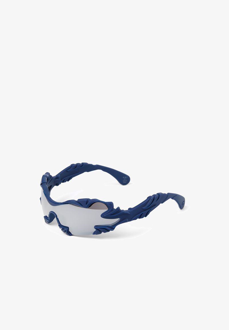 Blaue Sportsonnenbrille mit umschließenden verspiegelten Gläsern und strukturierten, gestalteten Rahmen und Bügeln auf weißem Hintergrund.