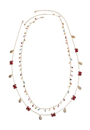 Naszyjnik z podwójnym łańcuszkiem w kolorze złotym z czerwonymi zawieszkami w kształcie kraba, złotymi muszelkami i wielokolorowymi koralikami na białym tle.