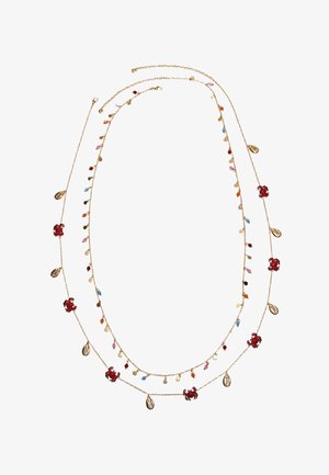 Náhrdelník so zlatým dvojitým reťazcom s príveskami červených krabov, zlatými mušličkami a farebnými korálkami na bielom pozadí.