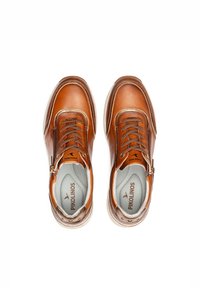 Zapatos de cuero marrón con punta redondeada, diseño con cordones, acentos texturizados y cremallera lateral. Logo de Pikolinos en la plantilla.