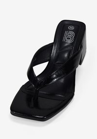 Sandal con tacco a quadrato nero e finitura lucida, dotato di una cintura per le dita e due cinturini incrociati per il supporto. Taglia 36 indicata.