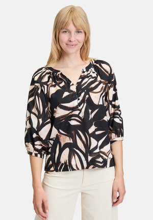 Bluse med blomsterprint på sort baggrund, med cremede og brune blade, trekvartærmer og knaplukning ved halsen.