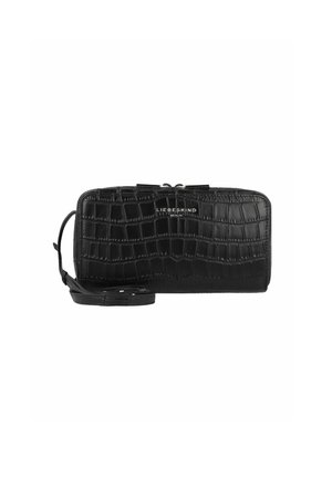 Schwarze Lederbörse mit Krokodil-Prägung, ausgestattet mit einem Reißverschluss und einem abnehmbaren Gurt. Mit einem Logo-Schild auf der Vorderseite akzentuiert.