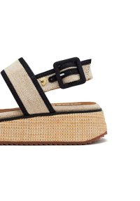 Sandalia de plataforma de corcho con parte superior de tejido beige, detalles en negro y correa con hebilla cuadrada. Suela texturizada para mayor agarre.